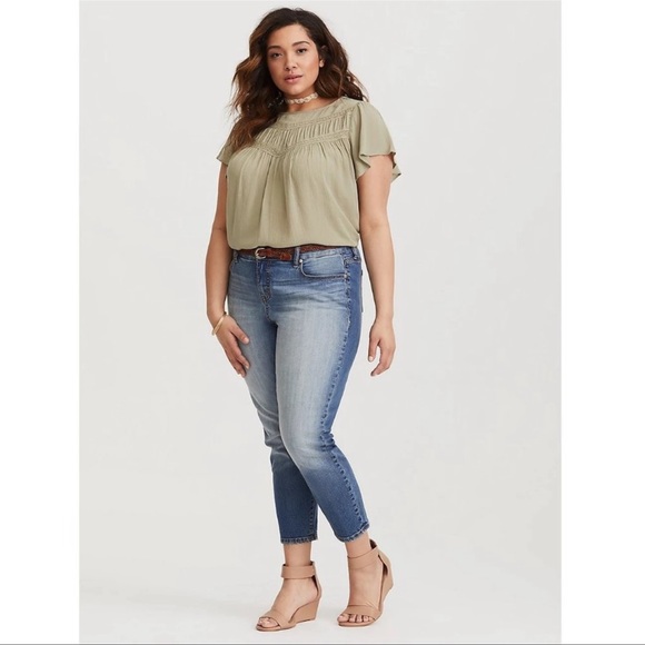 🍀Torrid top with ruffle sleeves and lace embellishments - Picture 4 of 17